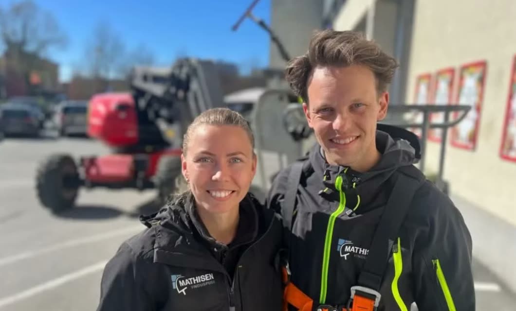 Tomas og Patricia i arbeidsklær fra Mathisen Vinduspuss
